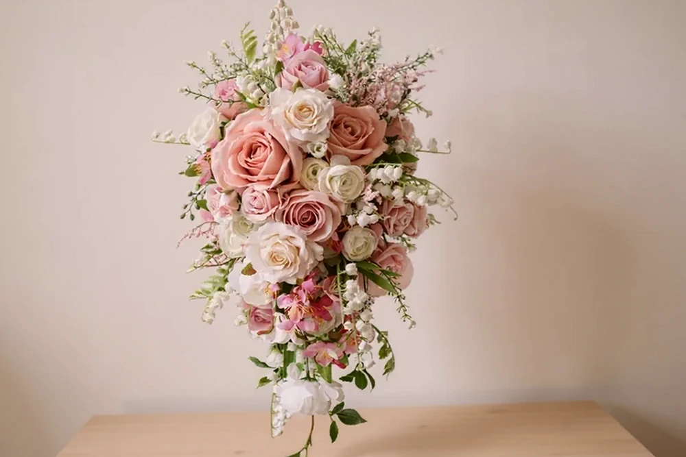 Buquê Cascata de Noiva com Rosas e Detalhes Delicados