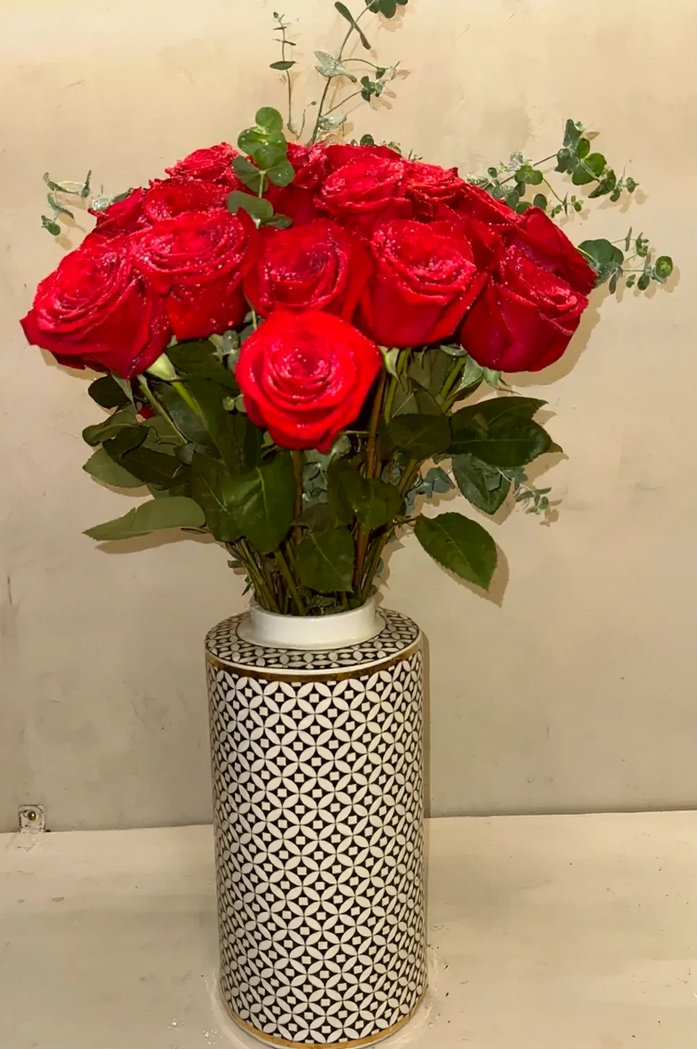 Arranjo Clássico de Rosas Vermelhas com Vaso de Porcelana