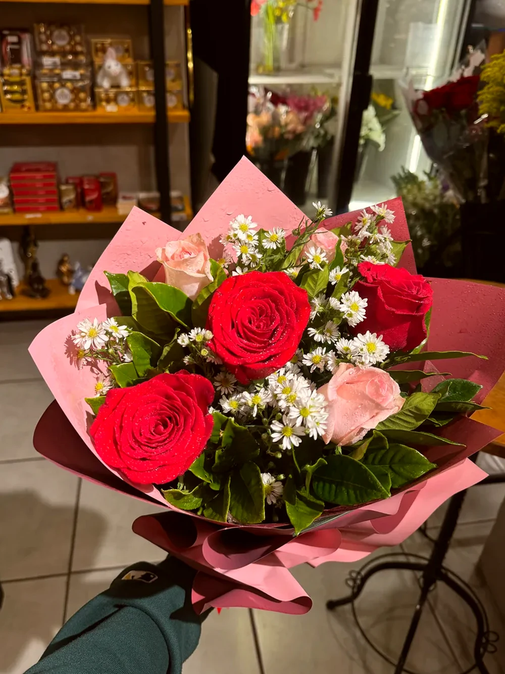Buquê delicado com rosas vermelhas e rosas