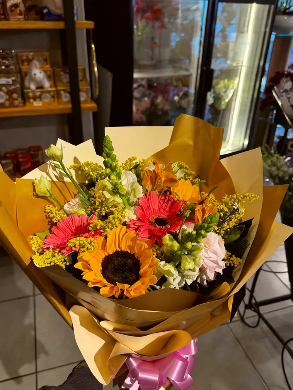 Buquê vibrante de girassóis e flores mistas
