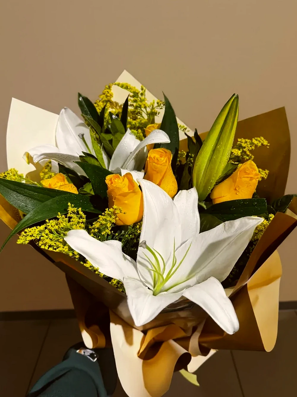 Bouquet Elegante com Rosas Amarelas e Lírios Brancos