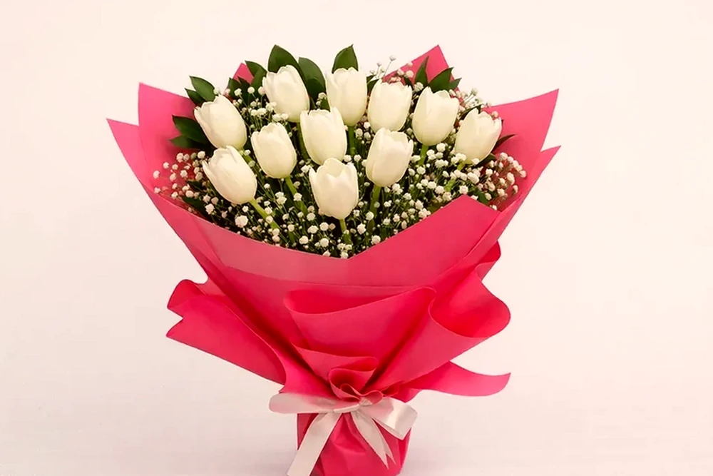 Buquê Delicado com 10 Tulipas Brancas