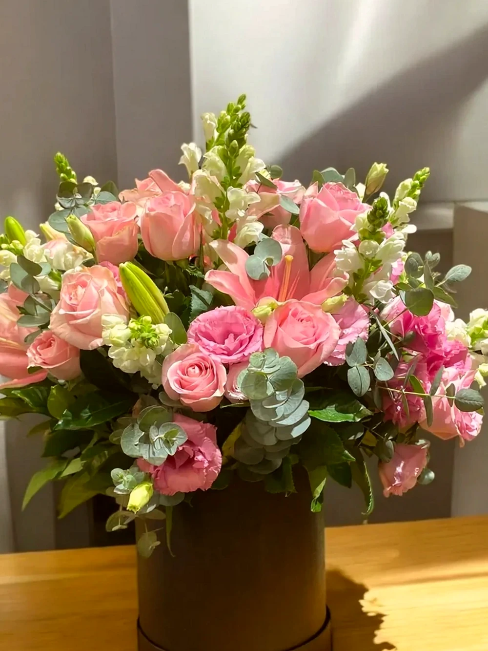 Arranjo Premium com Rosas, Lírios e Lisianthus em Caixa Cilíndrica | Luxo Floral