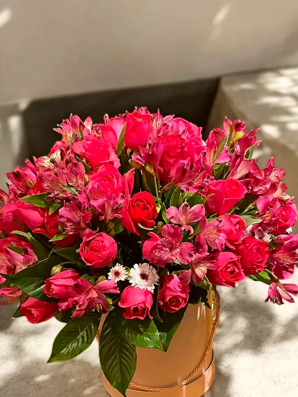 Arranjo Luxuoso com Rosas e Alstroemerias em Caixa