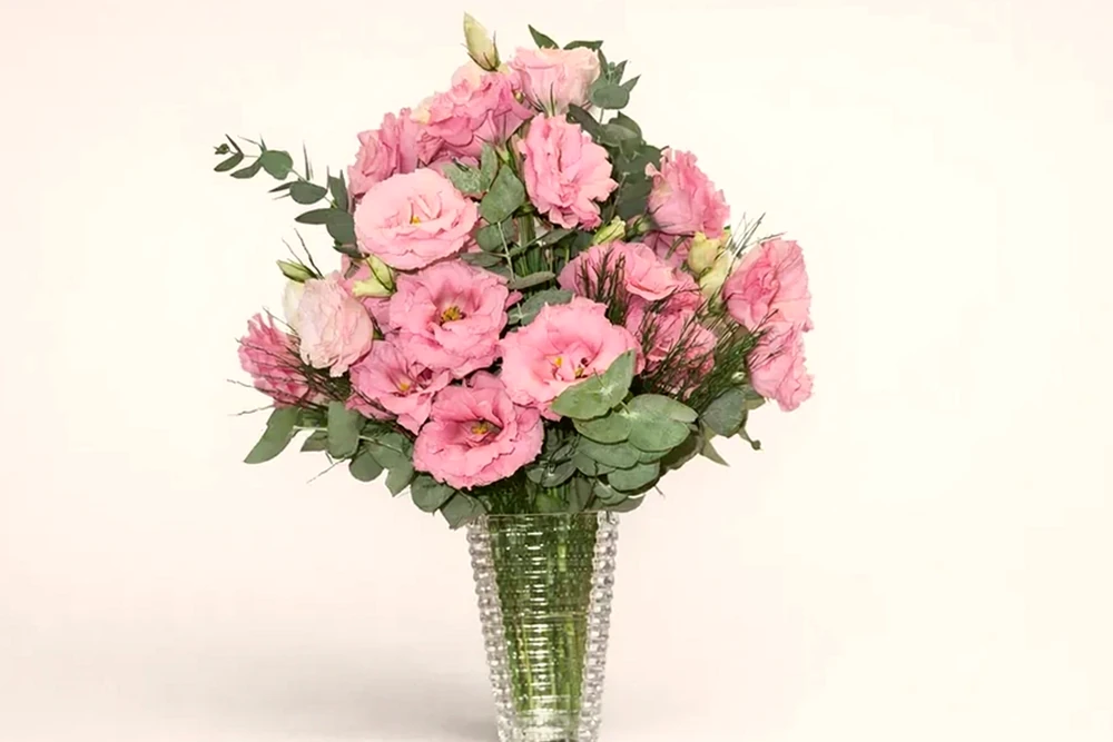 Arranjo Elegante com Lisianthus Rosas em Vaso de Vidro