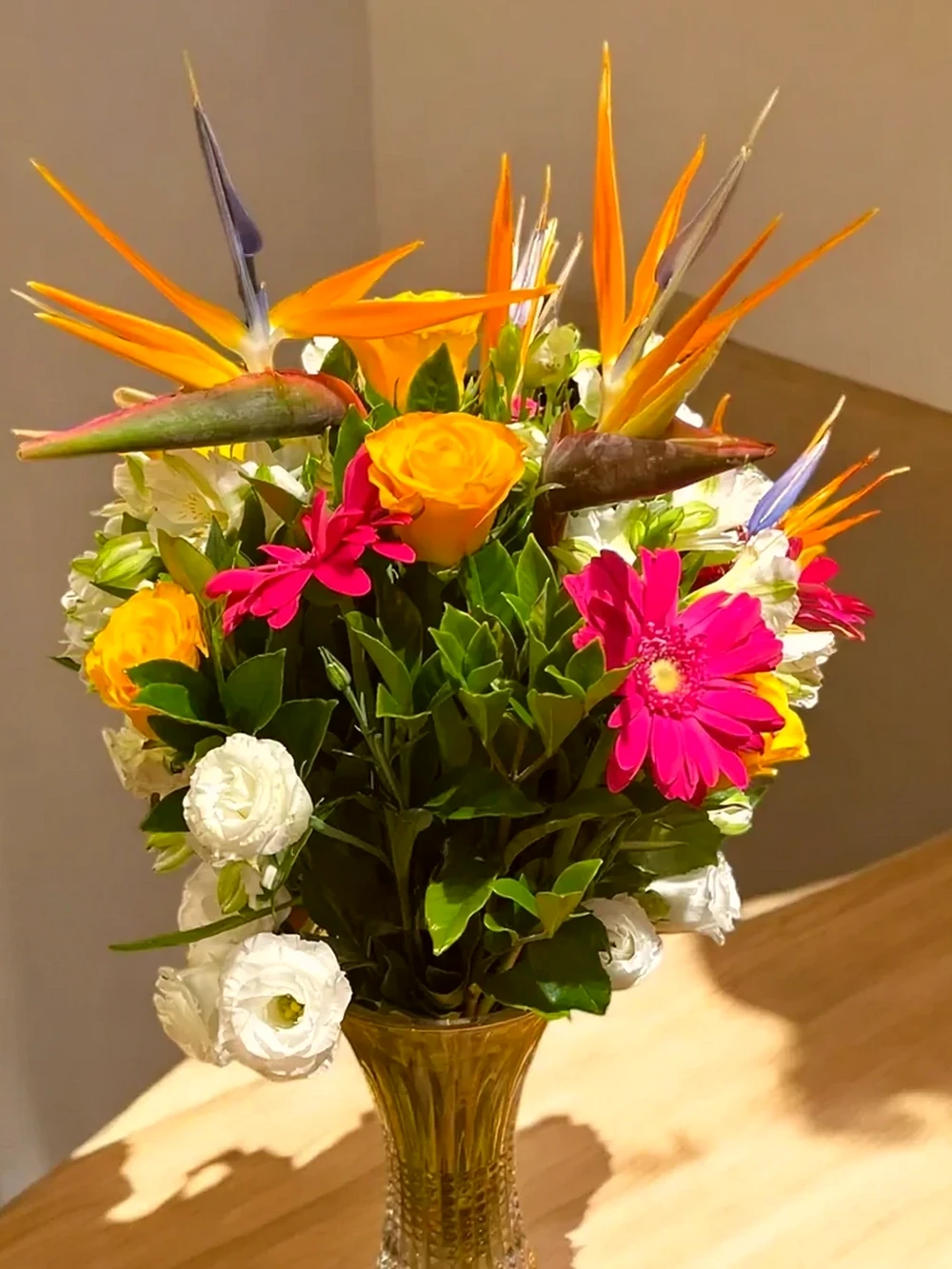 Arranjo Tropical com Ave-do-Paraíso, Rosas e Lisianthus na Vaso de Vidro