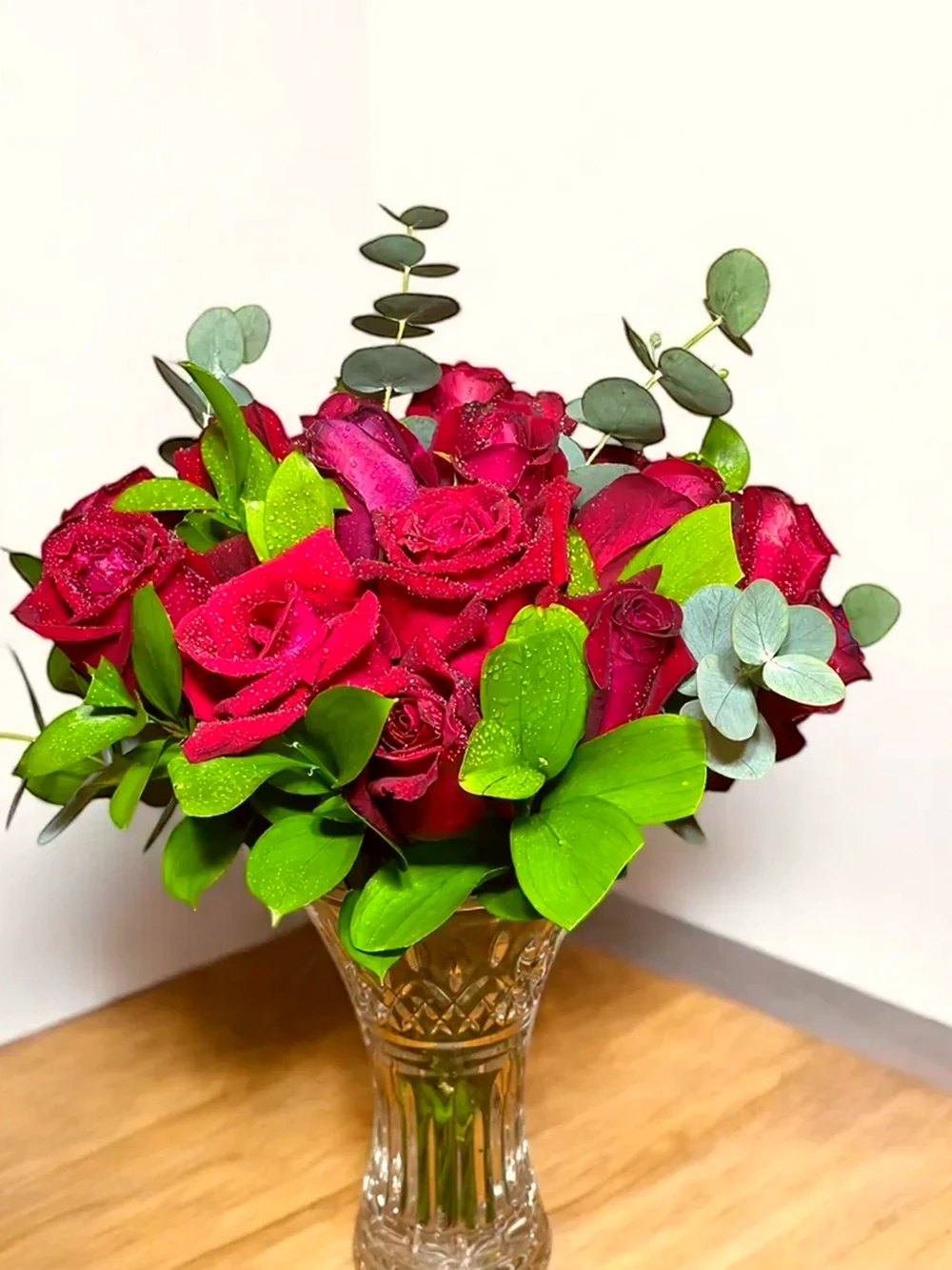 Buquê Luxuoso com 24 Rosas Vermelhas Naturais e Eucalipto no Vaso de Vidro