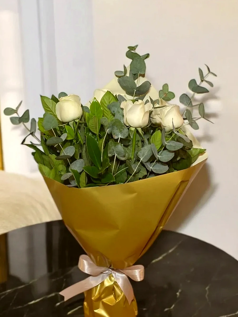 Buquê com 6 Rosas Colombianas Brancas e Eucalipto – Elegância Natural