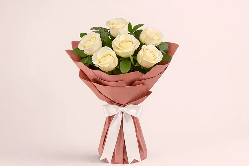 Buquê com 6 Rosas Colombianas Brancas Naturais – Design Elegante e Delicado