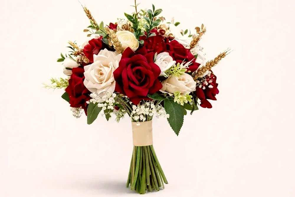 Buquê Clássico com Rosas Vermelhas e Brancas