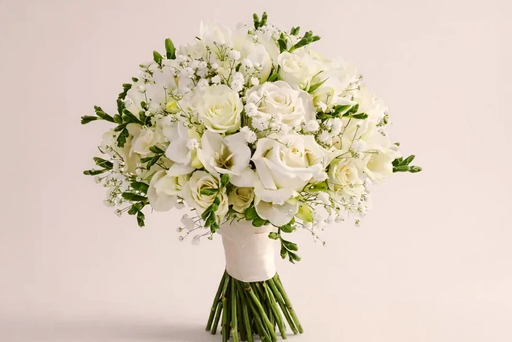 Buquê Elegante de Noiva com Rosas Brancas e Freesias