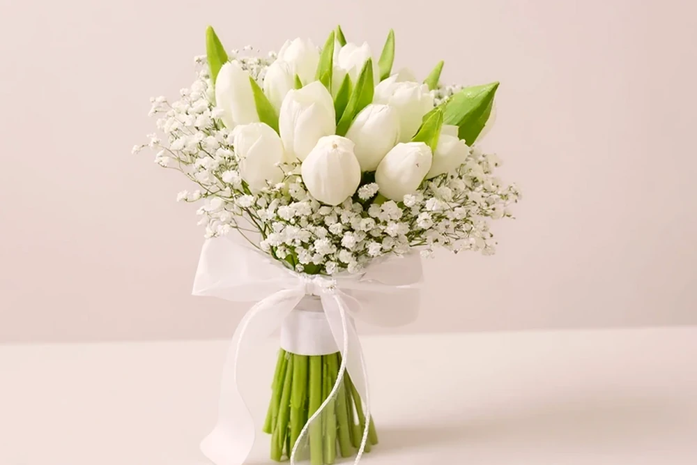 Buquê Clássico de Noiva com Tulipas Brancas e Gypsophila