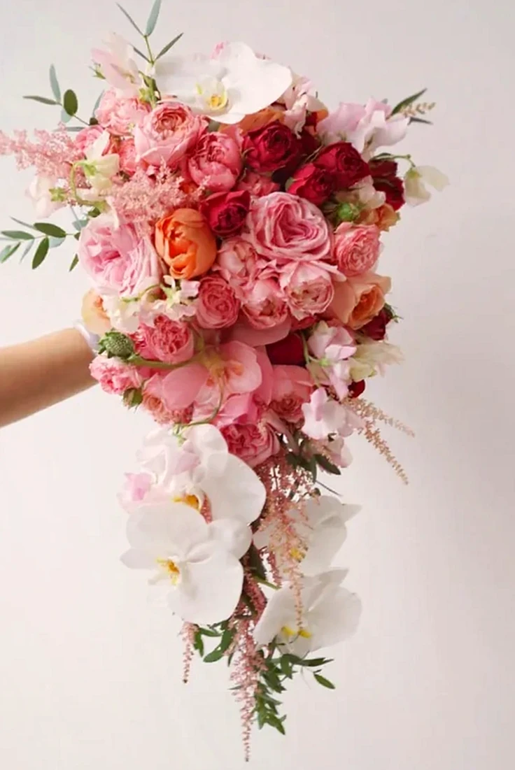 Buquê Cascata de Noiva com Peônias, Orquídeas e Rosas Românticas
