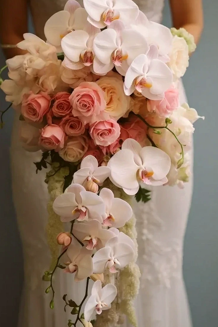 Buquê de Noiva Cascata com Orquídeas e Rosas