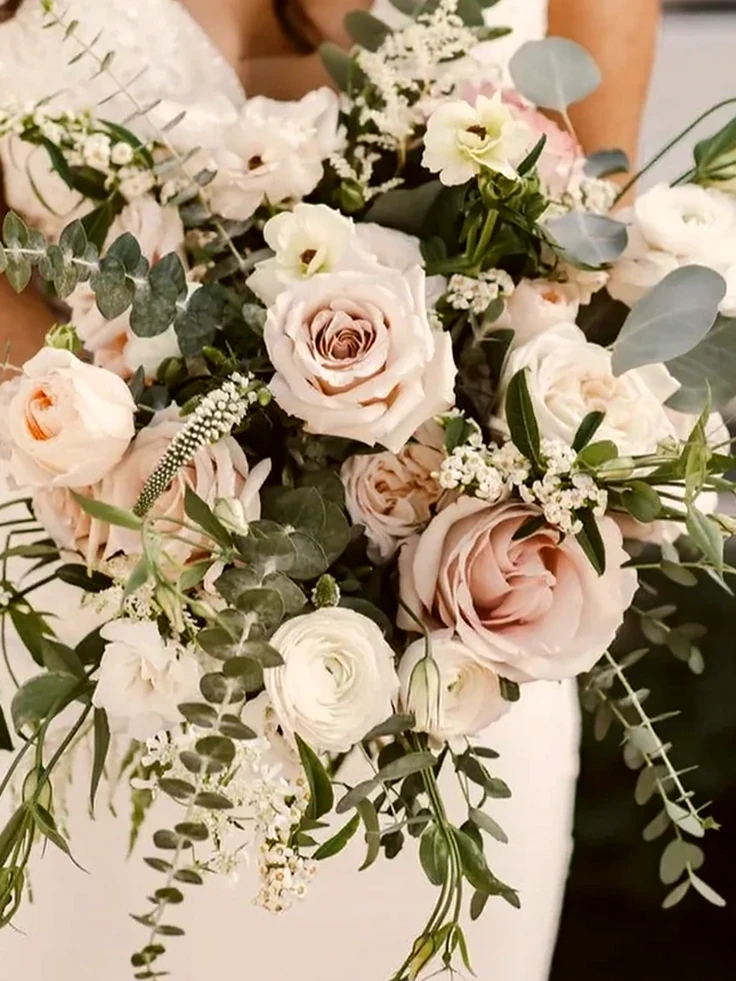 Buquê Romântico de Noiva com Rosas Chá, Lisianthus e Eucalipto
