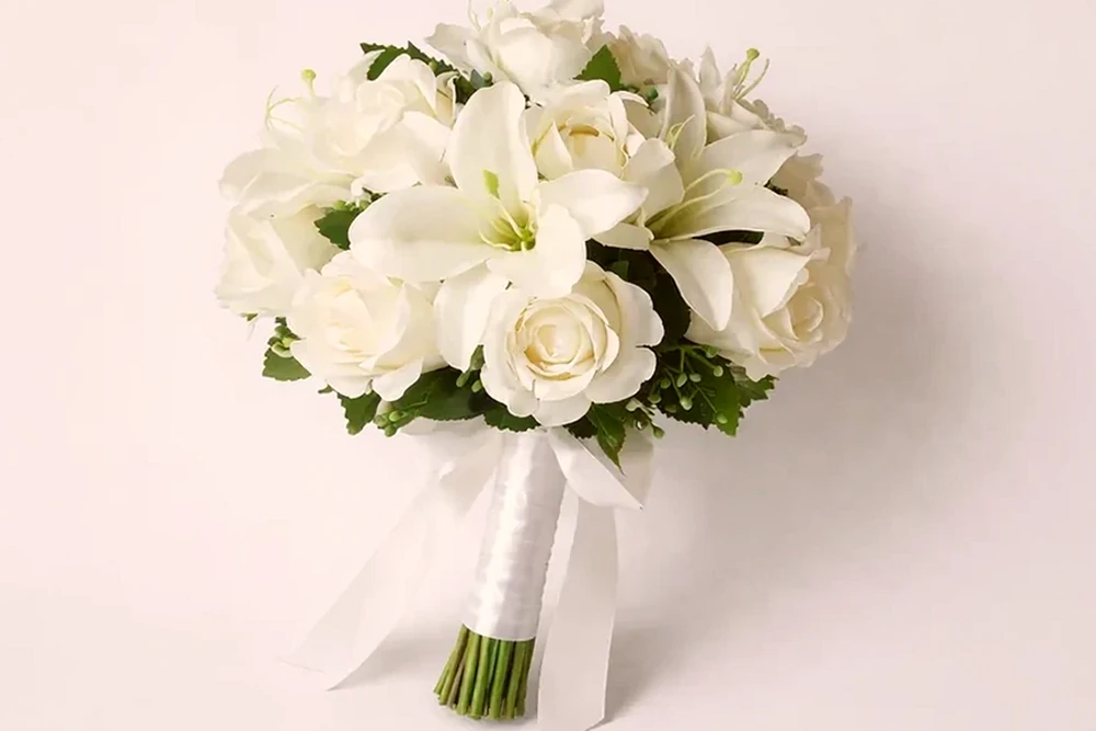 Buquê de Noiva com Lírios e Rosas Brancas - Elegância e Sofisticação