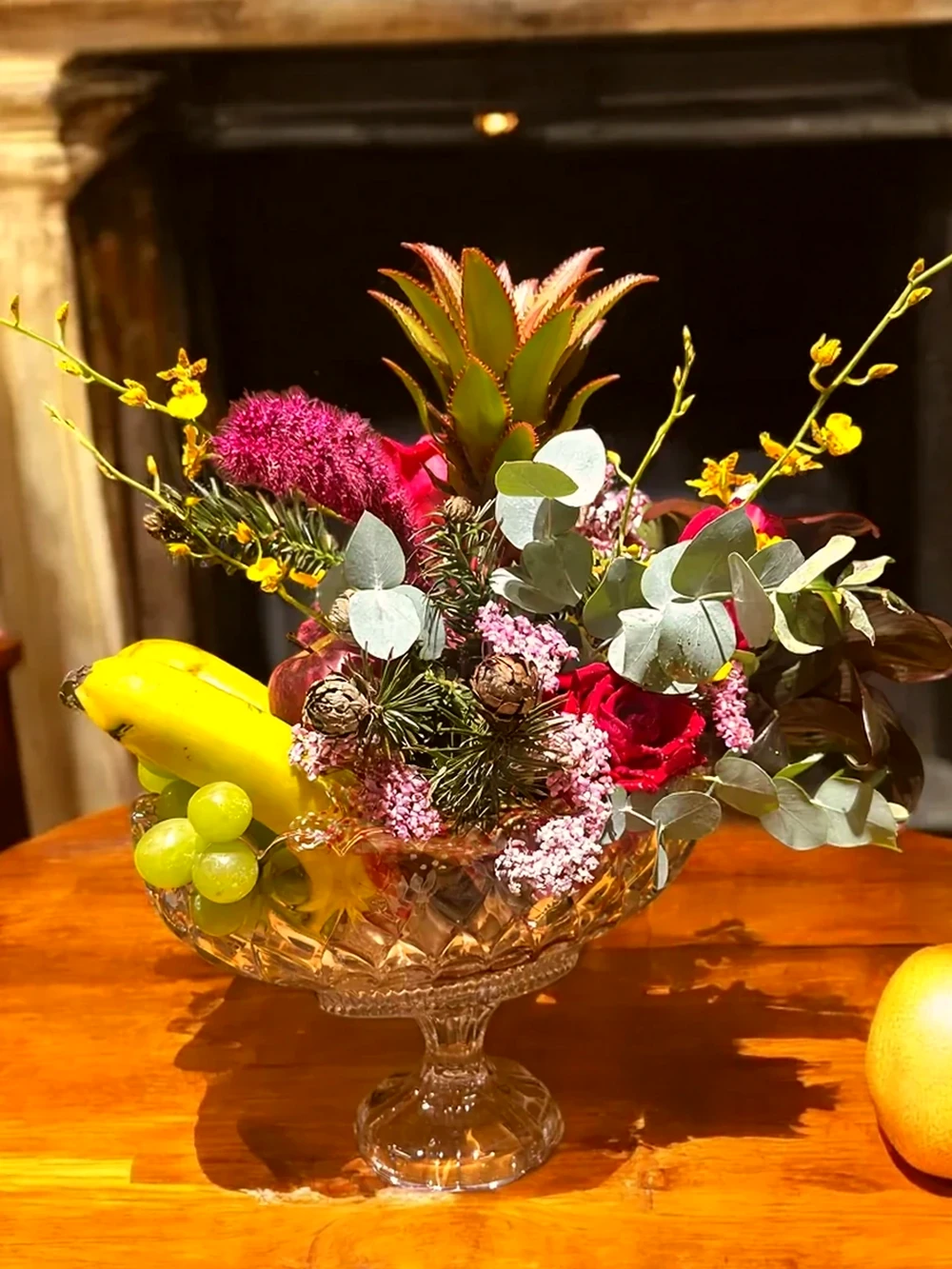 Arranjo Decorativo com Frutas Tropicais e Flores no Vaso de Cristal