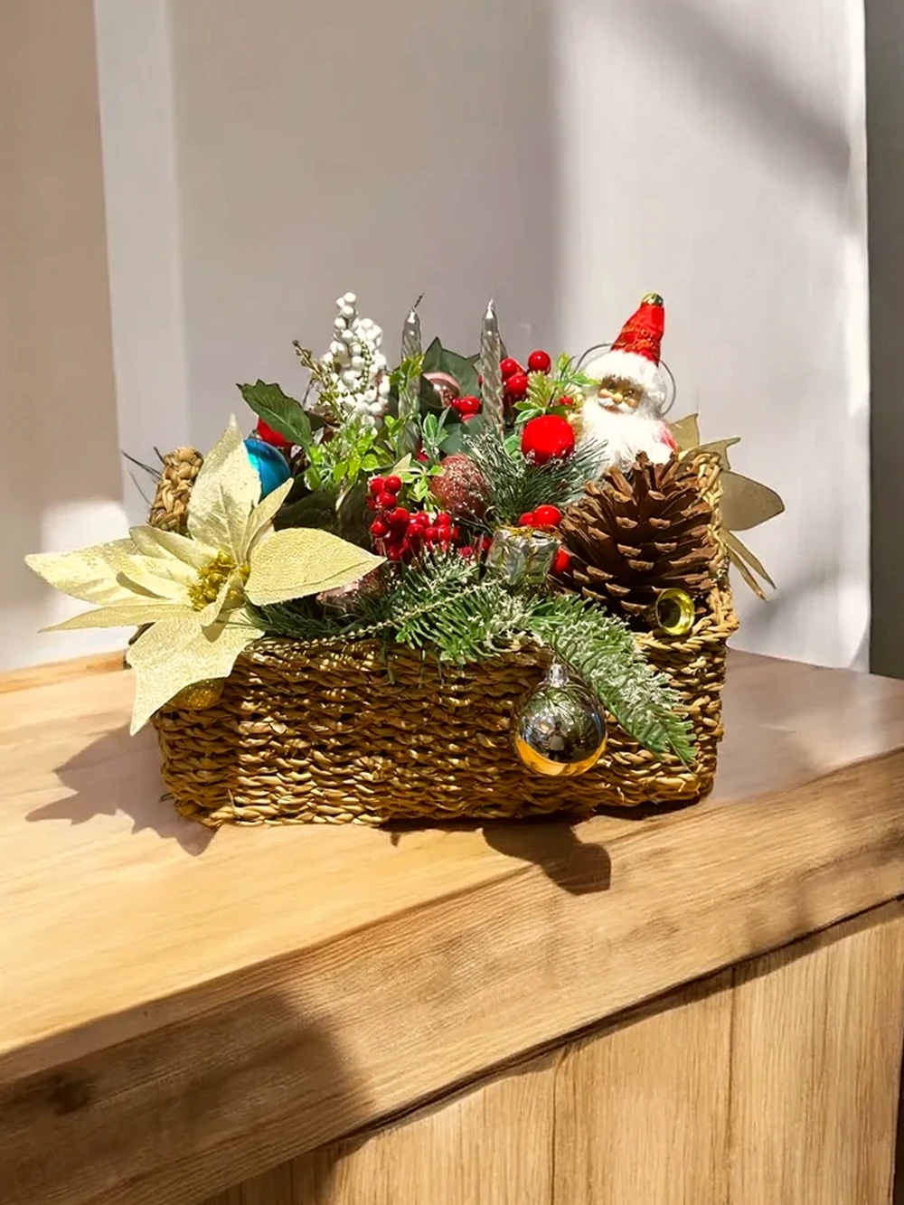 Cesta Decorativa Natalina com Detalhes Elegantes