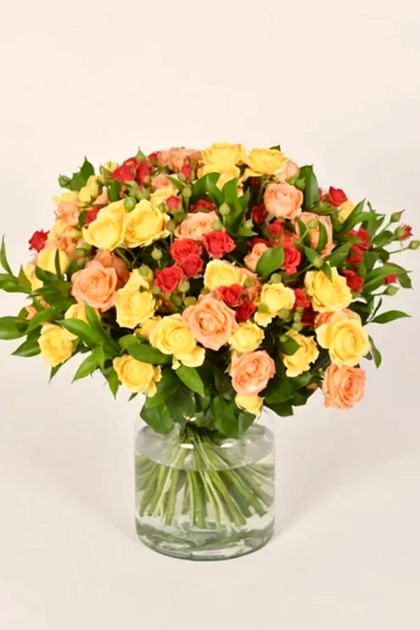Arranjo de Mini Rosas em Vaso de Vidro - Elegância e Cores Suaves