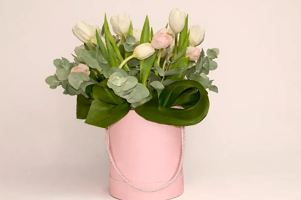 Caixa Elegante com Tulipas Brancas