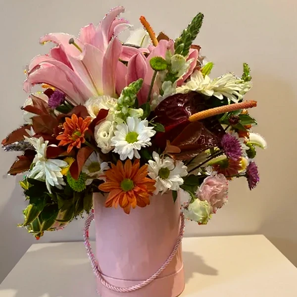 Arranjo de Lírios e Flores Variadas em Caixa Rosa - Charme e Delicadeza