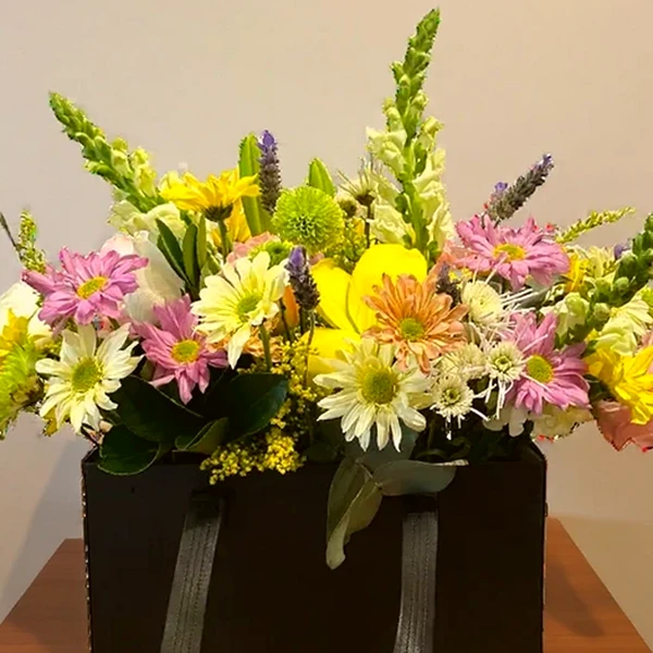 Arranjo de Flores em Bolsa Preta - Elegância e Charme