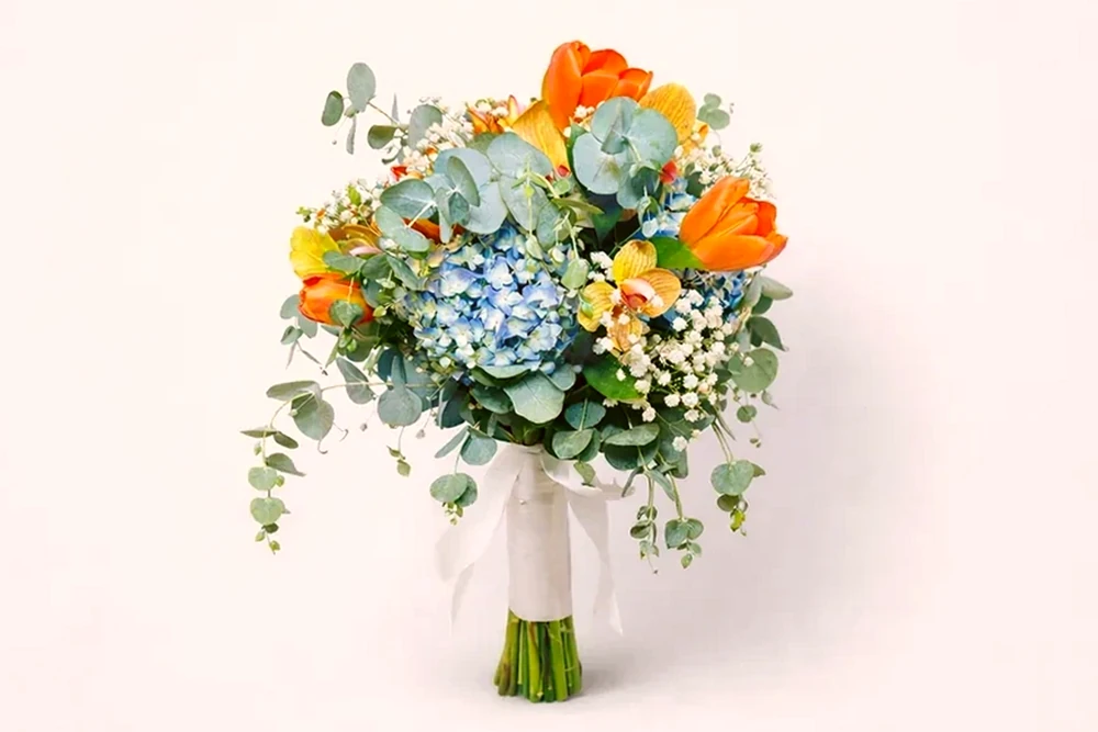Buquê de Noiva Elegante com Tulipas, Orquídeas e Hortênsias - Um Toque de Sofisticação