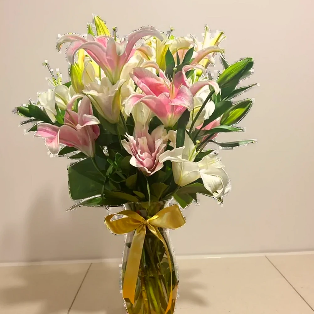 Arranjo Elegante de Lírios Rosas e Brancos - Sofisticação em Vaso de Vidro