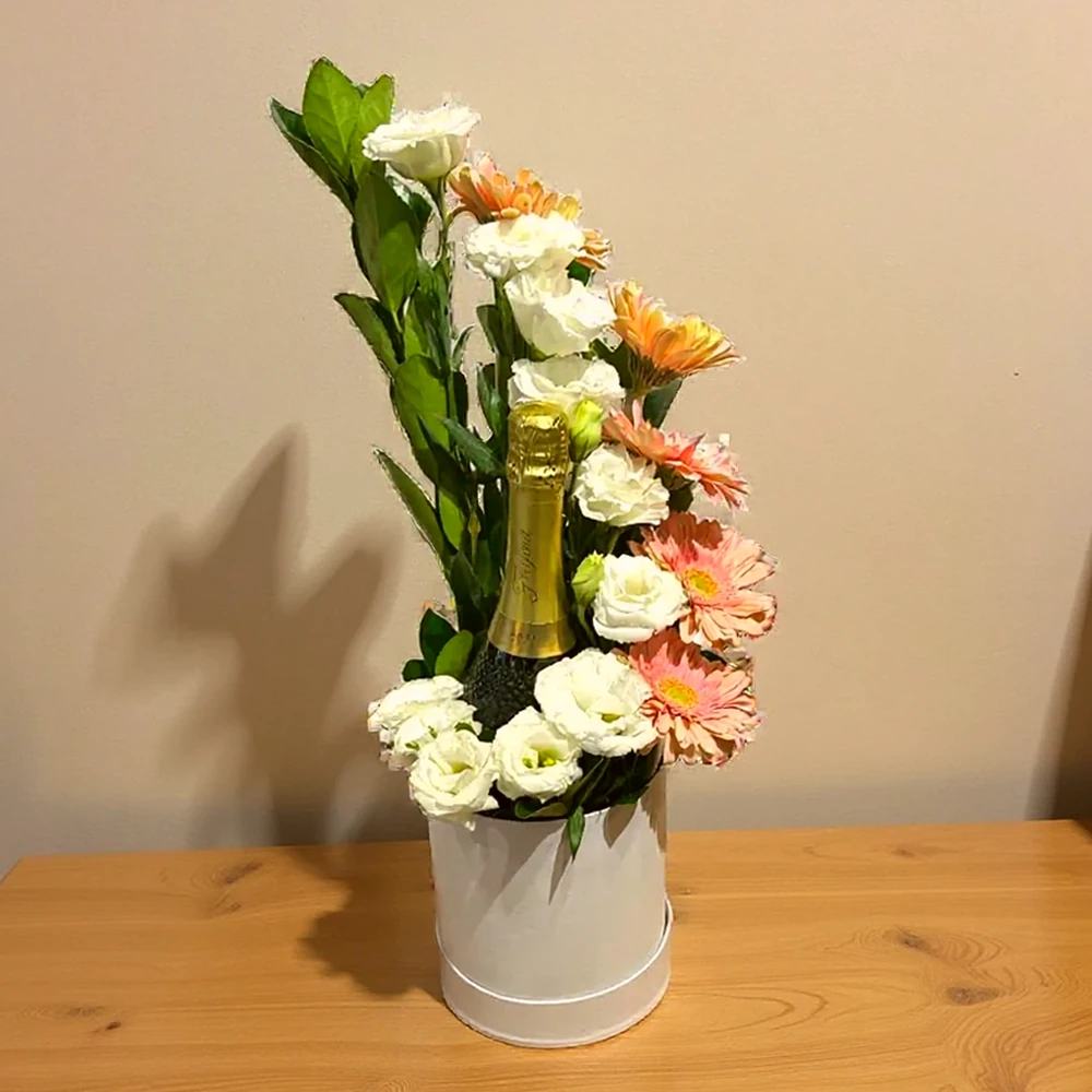 Arranjo de Flores com Champagne - Um Toque de Elegância e Sofisticação