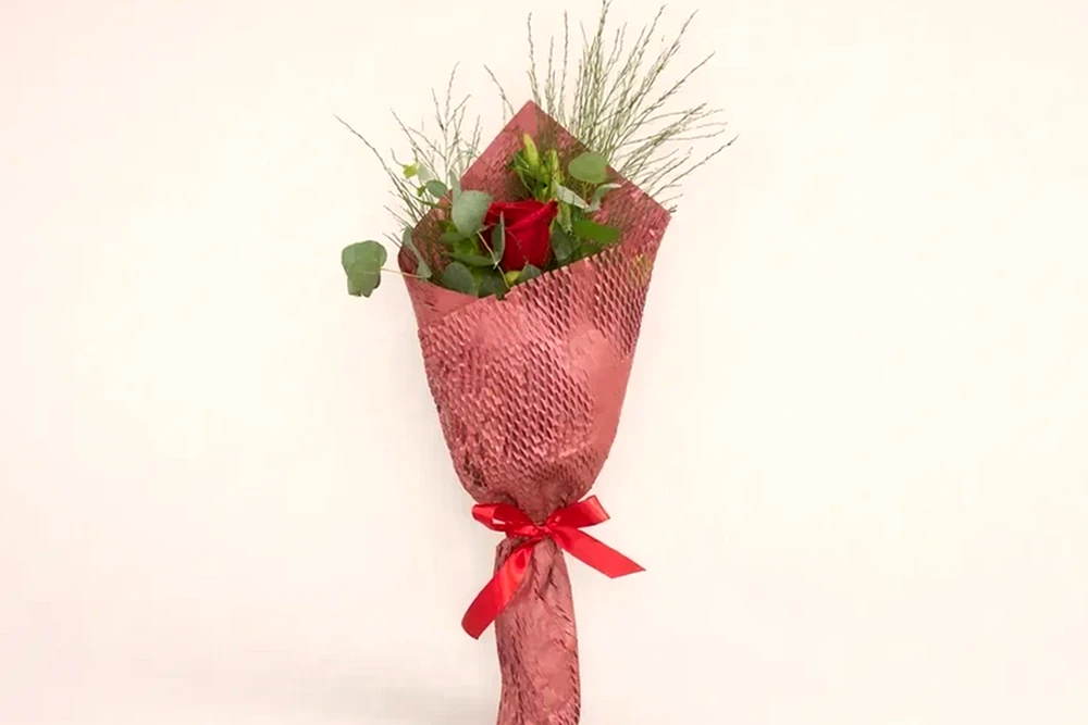 Buquê de 1 Rosa Colombiana com Eucalipto - Paixão e Elegância