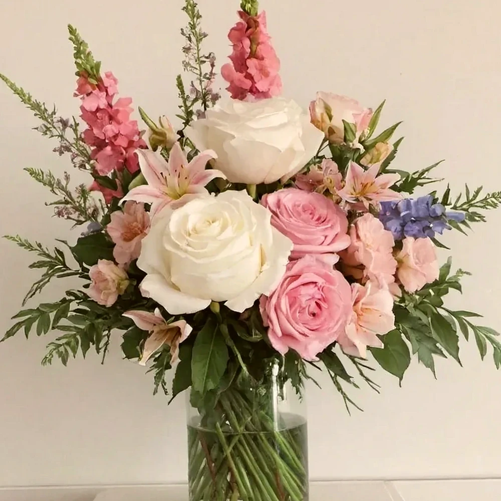 Arranjo de Rosas Brancas e Rosas - Delicadeza e Sofisticação