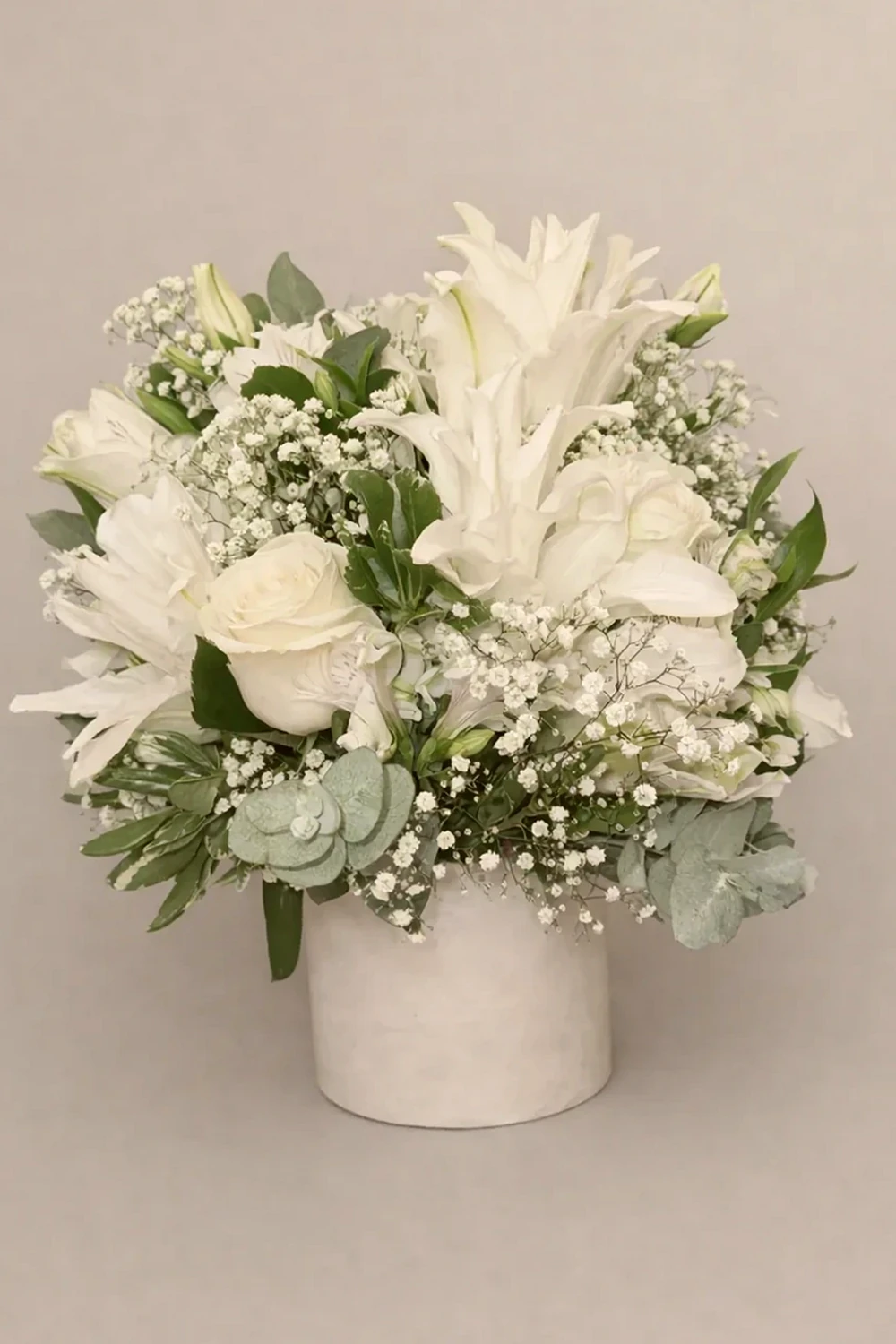 Pureza de Manhã: Arranjo Elegante de Rosas e Lírios Brancos