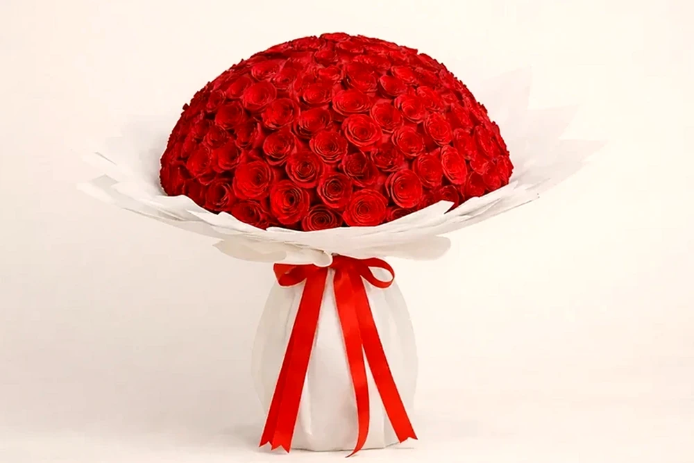 Espírito Romântico: Buquê de 100 Rosas Vermelhas Colombianas com uma Orquídea
