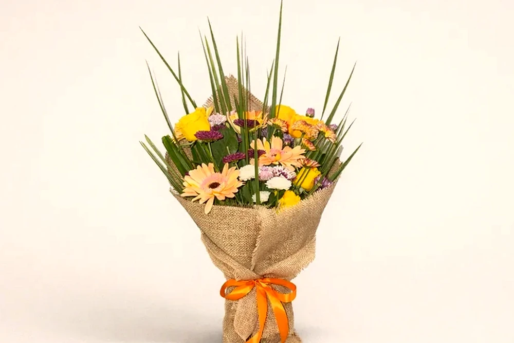 Beleza Natural: Buquê de Flores Variadas com Envoltório de Palha