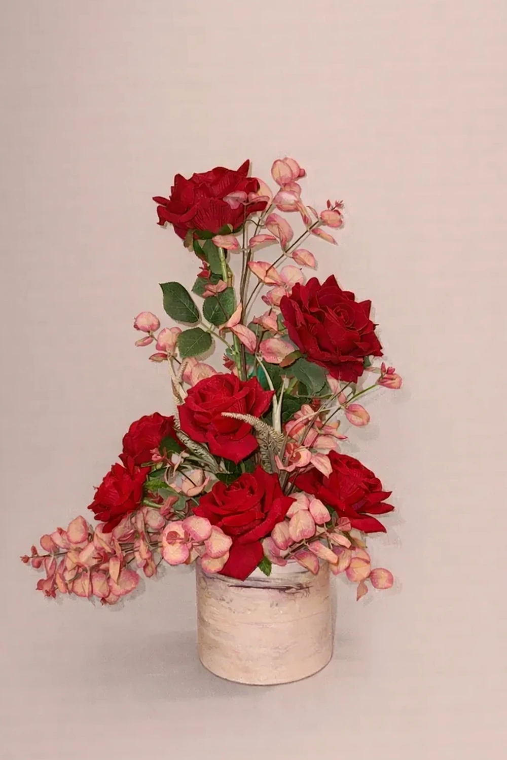 Arranjo Artificial de Rosas Vermelhas com Flores Delicadas